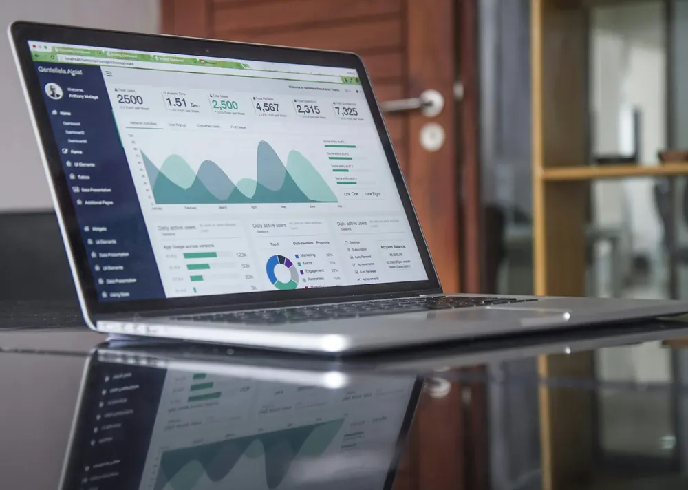 Portátil con un panel de analítica web y métricas de captación
